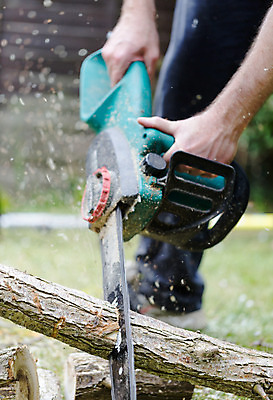 포토 JPG 해외이미지 나무 직업 손 남자 산업 포즈 노동자 안전 사람없음 목재 쌓기 정원 힘 기계 장비 공구 업무 칼날 보호 숲 장작 자르기 통나무 날카로움 먼지 잡동사니 다듬기 벌목 재주꾼 전기톱 톱밥 톱질 해외202004 해외포토 식물 컨셉 재료 모션 사람 신체부위 도구 작업 가루 톱 파일형식 이미지허브