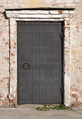 포토 JPG 해외이미지 전통 문화 벽 건축양식 안전 사람없음 건물 교회 문 금속 검은색 수확 골동품 시골 반지 거친 중세 보호 철 박물관 복고 대문 러시아 타운 옛날 스타일 해외202004 해외포토 건축물 건축 유럽 컬러 컨셉 농업 장신구 종교건축 재질 도시 역사 파일형식 이미지허브