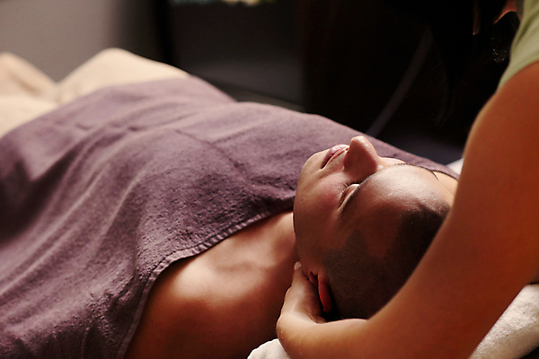 포토 JPG 해외이미지 손 남자 한명 상반신 성인 신체부위 눕기 눈감음 마사지 꾸미기 마사지샵 자기관리 성인남자한명만 그루밍족 해외202004 해외포토 1 모션 사람 뷰티 남자한명만 성인남자만 파일형식 이미지허브