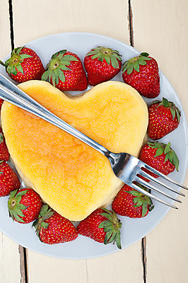 포토 JPG 해외이미지 접시 포크 딸기 디저트 근접촬영 사람없음 하트 치즈케이크 해외202004 해외포토 모양 식기 음식 뷰포인트 과일 케이크 파일형식 이미지허브