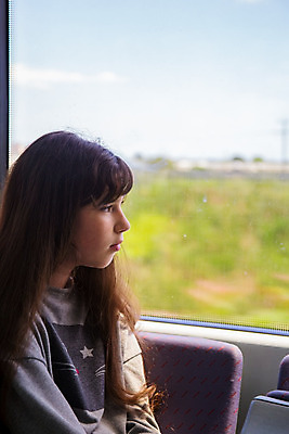 포토 JPG 해외이미지 백인 라이프스타일 긴머리 응시 여자 행복 여유 여행 창문 교통시설 청소년 휴가 갈색머리 한명 사람 앉기 가로 여행객 희망 봄 기차 전철 승객 일반 해외202004 해외포토 서양인 1 헤어스타일 시선 계절 감정 육상교통 교통 모션 대중교통 생활 시설 파일형식 이미지허브