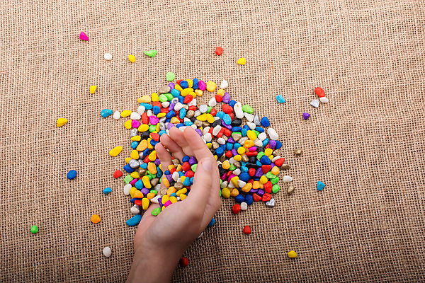 포토 JPG 해외이미지 손 백그라운드 패턴 자연 추상 사람없음 장식 빨간색 컬러풀 조약돌 잡기 보석 질감 내추럴 해외202004 해외포토 컬러 무늬 모션 신체부위 돌_바위 광석 생태계 파일형식 이미지허브