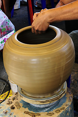 포토 JPG 해외이미지 손 여자 관리 창조 미술 사람 사람없음 갈색 젖음 도자기 작업실 성형수술 냄비 만들기 예술가 점토 진흙 도예가 해외202004 해외포토 직업 컬러 모션 문화예술 신체부위 수술 솥 파일형식 이미지허브