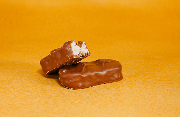 포토 JPG 해외이미지 음식 디저트 사탕 사람없음 갈색 초콜릿 어둠 바 달콤 맛 유혹 크림 칼로리 노란배경 해로움 해외202004 해외포토 컬러 백그라운드 컨셉 노란색 파일형식 이미지허브