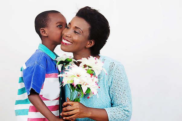 포토 JPG 해외이미지 행복 어린이 엄마 키스 미소 웃음 사람 두명 무릎꿇기 해외202004 해외포토 감정 가족 모션 표정 애정표현 파일형식 이미지허브