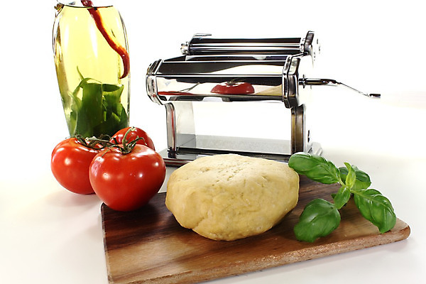 포토 JPG 해외이미지 음식 토마토 파스타 마늘 스파게티 요리 사람없음 노란색 기계 이탈리아 면 제조 지중해 먹기 만들기 밀가루 바질 목판 탈리아텔레 해외202004 해외포토 유럽 바다 컬러 채소 모션 서양음식 가루 파스타면 파일형식 이미지허브