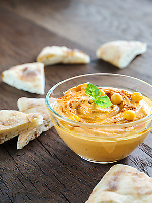 포토 JPG 해외이미지 그릇 실내 사람없음 아웃포커스 병아리콩 중동음식 피타 나무배경 해외202004 훔무스 해외포토 식기 음식 빵 백그라운드 콩 촬영기법 내부 파일형식 이미지허브