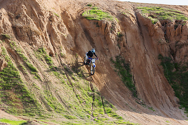 포토 JPG 해외이미지 남자 도로 모래 스포츠 포즈 십자가 교통시설 자국 모션 자연 한명 야외 운동 힘 경쟁 자유 오토바이 바퀴 승차 헬멧 위험 속도 순환 먼지 지역 기어 모터 라이더 레이서 무료 무임승차 바이킹 비포장도로 선로 해외202004 해외포토 1 길 교통 컨셉 건강 사람 바이크 보호장비 시설 생태계 파일형식 이미지허브