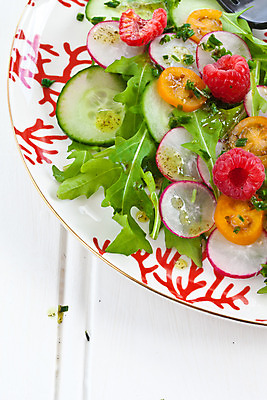 포토 JPG 해외이미지 접시 음식 토마토 채소 방울토마토 오이 건강 사람없음 목재 빨간색 세로 초록색 컬러풀 식사 샐러드 신선 허브 묘사 유기농 산딸기 레시피 쪽파 루꼴라 총각무 핸드메이드 카피스페이스 해외202004 해외포토 나무 식물 식기 웰빙 컬러 과일 재료 공백 무 파 파일형식 이미지허브