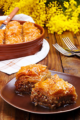 포토 JPG 해외이미지 전통 접시 문화 음식 조각 백그라운드 재료 탁자 디저트 주택 이스탄불 요리 동양인 사람없음 과자 기쁨 빵집 견과류 시골 중앙 달콤 맛 아침식사 설탕 지중해 호두 시럽 꿀 동쪽 그리스인 아랍어 어려움 페스츄리 피스타치오 핸드메이드 개암 바클라바 해외202004 튀르키예 해외포토 서양인 식기 열매 감정 아시아 빵 바다 가구 컨셉 인종 건물 상점 식사 방향 파일형식 이미지허브