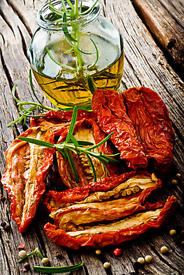 포토 JPG 해외이미지 토마토 채소 건조 사람없음 목재 빨간색 시골 로즈메리 해외202004 해외포토 나무 컬러 재료 허브 파일형식 이미지허브