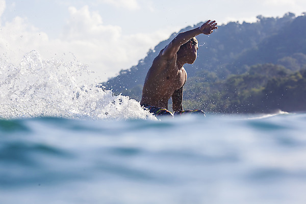 포토 JPG 해외이미지 남자 스포츠 파도 바다 여행 포즈 모션 자연 날씨 통 한명 풍경 야외 물 여름 파란색 운동 힘 에너지 수상스포츠 액체 서핑 떨어짐 승차 위험 시원함 발리 인도네시아 태평양 분무기 튜브 서퍼 혁명 해외202004 해외포토 자연요소 1 계절 아시아 컬러 섬 컨셉 운동선수 건강 사람 생태계 파일형식 이미지허브