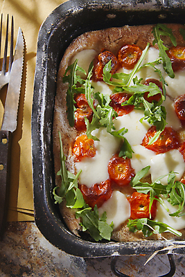 포토 JPG 해외이미지 접시 포크 피자 실내 근접촬영 사람없음 하이앵글 나이프 나무탁자 루꼴라 해외202004 해외포토 식기 뷰포인트 채소 탁자 패스트푸드 서양음식 내부 칼 파일형식 이미지허브