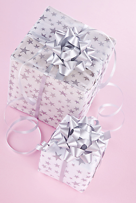 포토 JPG 해외이미지 스튜디오촬영 기념일 리본 종이 줄 분홍색 백그라운드 크리스마스 2 포장 휴가 발렌타인데이 선물 사랑 사람없음 장식 세트 상자 축제 놀람 덮개 축하 생일 고급 은색 오브젝트 활 주기 고립 해외202004 해외포토 감정 컬러 컨셉 모션 데이이벤트 실내 표정 이벤트 뚜껑 파일형식 이미지허브