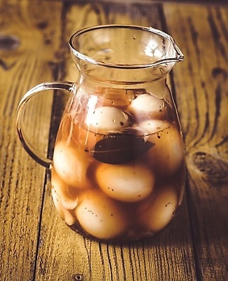 포토 JPG 해외이미지 음식 잎 유리 탁자 유리병 건강 요리 사람없음 목재 빨간색 계란 흰색 시골 조끼 만 항아리 고명 그룹 허브 매움 피클 후추 유리주전자 삶기 식초 절임 많음 해외202004 해외포토 나무 식물 컬러 가구 컨셉 재료 재질 주전자 병_용기 알 외투 도자기 맛 향신료 파일형식 이미지허브