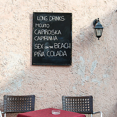 포토 JPG 해외이미지 라이프스타일 디자인 음료 여행 사람없음 식당 검은색 칠판 카페 칵테일 바 그리기 사인 손그림 필기체 핸드메이드 목차 해외202004 해외포토 문자 컬러 모션 주류 생활 상점 파일형식 이미지허브