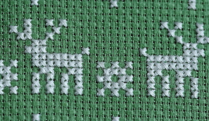 포토 JPG 해외이미지 전통 디자인 크리스마스 겨울 패턴 사슴 따뜻함 여러명 사람없음 초록색 흰색 실 바느질 스웨터 캔버스 자수 순록 핸드메이드 해외202004 해외포토 계절 기념일 컬러 다수 상의 무늬 포유류 사람 파일형식 이미지허브