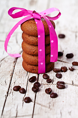 포토 JPG 해외이미지 리본 포장 사람없음 쌓기 쿠키 초콜릿 원두 달콤 나무배경 해외202004 해외포토 커피 백그라운드 모션 디저트 맛 파일형식 이미지허브