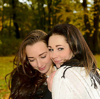 포토 JPG 해외이미지 나무 공원 여자 행복 2 가족 관계 포옹 자연 함께함 미소 두명 초록색 청춘 노란색 우정 기쁨 가을 흰색 자매 언니 몽환 성인여자만 동정 해외202004 해외포토 식물 계절 공공시설 감정 컬러 컨셉 안기 표정 사람 친구 생태계 여자만 성인만 파일형식 이미지허브