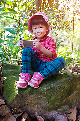 포토 JPG 해외이미지 공원 여자 행복 어린이 여행 자연 모바일 휴가 한명 사람 앉기 동양인 야외 초록색 스마트폰 핸드폰 햇빛 디지털 스마트 전자 내추럴 해외202004 해외포토 1 공공시설 감정 컬러 컨셉 모션 인종 전자제품 스마트기기 태양 생태계 파일형식 이미지허브