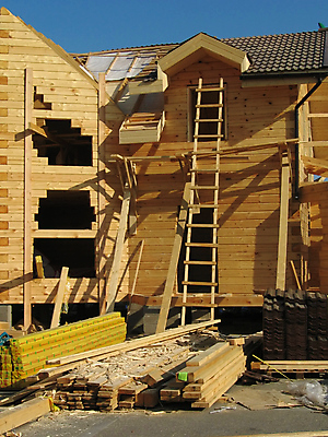 포토 JPG 해외이미지 백그라운드 사다리 창문 하늘 지붕 새로움 아파트 주택 창조 사람없음 건물 목재 파란색 업무 작업 바 단계 해외202004 해외포토 나무 건축물 컬러 컨셉 재료 도구 파일형식 이미지허브