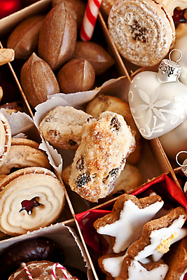 포토 JPG 해외이미지 백그라운드 크리스마스 사탕 선물 사랑 사람없음 목재 장식 빨간색 세로 산타클로스 쿠키 케이크 초콜릿 줄무늬 장식볼 견과류 수확 하트 시골 대접 신선 달콤 설탕 묘사 호두 건포도 노엘 숙성 피칸 개암 프로스팅 해외202004 해외포토 모양 나무 기념일 열매 감정 컬러 무늬 농업 재료 포도 디저트 맛 제빵 건과일 파일형식 이미지허브
