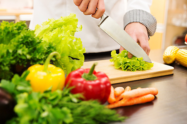 포토 JPG 해외이미지 남자 음식 유니폼 채소 탁자 주택 건강 종류 요리 사람없음 목재 빨간색 초록색 컬러풀 주방 식당 요리사 식사 샐러드 신선 사발 칼 혼합 상추 자르기 준비 채식주의자 해외202004 해외포토 나무 직업 옷 컬러 가구 재료 모션 사람 건물 상점 사기그릇 채식 파일형식 이미지허브