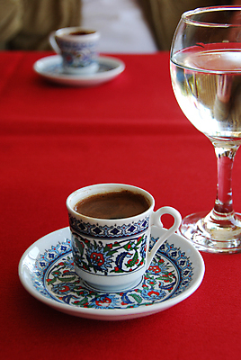 포토 JPG 해외이미지 커피 음료 음식 백그라운드 2 유리 탁자 아침 휴식 사람없음 컵 빨간색 물 사무실 갈색 식당 검은색 거품 카페 기쁨 흰색 시골 뜨거움 액체 아침식사 가득함 컵받침 싱글 상쾌 에스프레소 동쪽 중독 단절 백자 카페인 토닉 해외202004 튀르키예 해외포토 주간 자연요소 식기 감정 아시아 컬러 가구 컨셉 비즈니스 재질 상점 식사 도자기 방향 받침대 파일형식 이미지허브