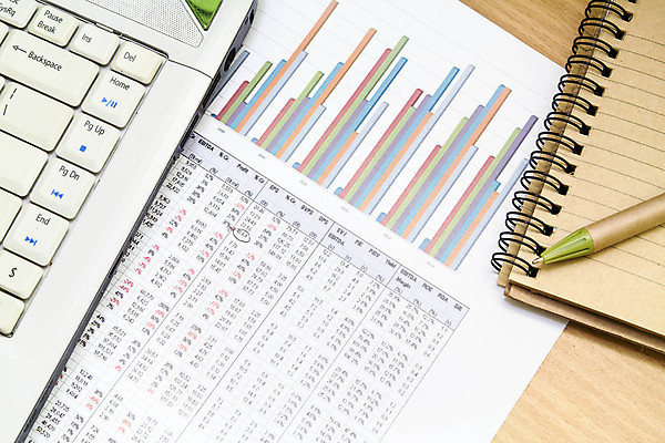 포토 JPG 해외이미지 종이 돈 비즈니스 통계 성공 그래프 사람없음 금융 경제 노트북 사무실 숫자 자료 정보 성장 업무 계산 시장 재산 계획 주식 분석 무역 보고서 문서 투자 이익 회계 경영 계좌 골 세금 위기 해외202004 해외포토 문자 산업 컨셉 전자제품 작업 파일형식 이미지허브