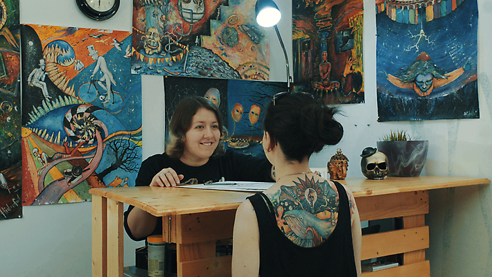 포토 JPG 해외이미지 백인 여자 행복 주택 실내 미소 사람 성인 내부 두명 금발 검은색 기쁨 문신 고객 그림 예술가 주인 해외202004 해외포토 서양인 헤어스타일 감정 컬러 표정 건물 파일형식 이미지허브