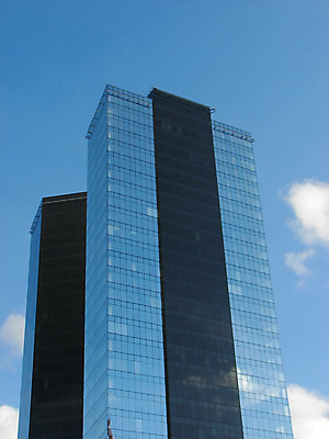 포토 JPG 해외이미지 구름 디자인 외관 벽 돈 비즈니스 건축양식 창문 유리 하늘 성공 사랑 사람없음 건물 금융 파란색 빛 사무실 반사 탑 고층빌딩 도시 재산 큼 장면 서쪽 진짜 철강 해외202004 해외포토 자연요소 건축물 건축 감정 컬러 컨셉 재질 빌딩 경제 크기 방향 파일형식 이미지허브