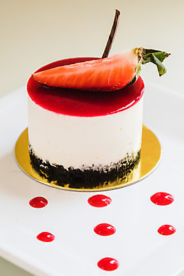 포토 JPG 해외이미지 접시 열매 음식 포크 과일 탁자 딸기 디저트 천사 요리 사람없음 목재 빨간색 케이크 식당 흰색 대접 신선 클래식 달콤 상품 설탕 자르기 굽기 크림 슬라이스 푸딩 충동구매 스펀지 채찍 페스츄리 해외202004 해외포토 나무 식물 식기 빵 컬러 가구 컨셉 재료 모션 쇼핑 상점 맛 구이 과소비 파일형식 이미지허브