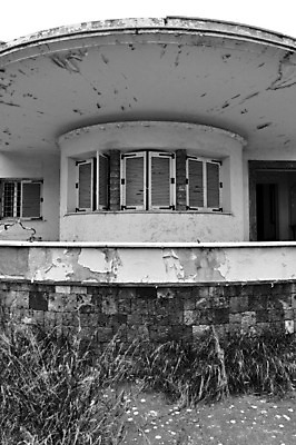 포토 JPG 해외이미지 식물 디자인 외관 벽 건축양식 창문 지붕 날씨 추상 미래 주택 사람없음 건물 문 정원 검은색 페인트 손상 수확 골동품 바위 흰색 시간 원형 거친 버리기 향수 폐허 질감 복고 과거 셔터 무인 썩음 옛날 스타일 해외202004 해외포토 도형 건축물 건축 컬러 컨셉 무늬 농업 모션 화장품 돌_바위 파일형식 이미지허브