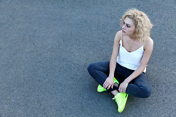 포토 JPG 해외이미지 라이프스타일 응시 여자 백그라운드 신발 컨셉 한명 앉기 유행 회색 청바지 도시 코믹 심각 콘크리트 카피스페이스 해외202004 해외포토 1 시선 컬러 바지 모션 사람 생활 공백 파일형식 이미지허브