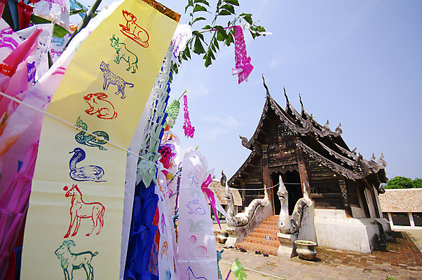 포토 JPG 해외이미지 전통 행복 아시아 별 종교 종이 문화 여행 태국 사람 사람없음 야외 목재 빛 농작물 컬러풀 파티 여행객 믿음 탑 희망 수확 등불 램프 축하 깃발 사찰 행운 연도 심볼 대나무 사인 북쪽 옛날 해외202004 해외포토 자연요소 나무 건축물 감정 나라 컬러 컨셉 농업 재료 종교건축 조명 이벤트 방향 파일형식 이미지허브