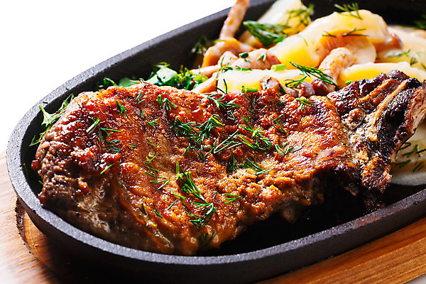 포토 JPG 해외이미지 음식 채소 감자 건강 돼지고기 스테이크 사람없음 식당 저녁식사 뜨거움 프라이팬 닫기 그릴 굽기 매움 점심식사 입가심 해외202004 해외포토 모션 주방용품 서양음식 육류 상점 식사 맛 구이 파일형식 이미지허브