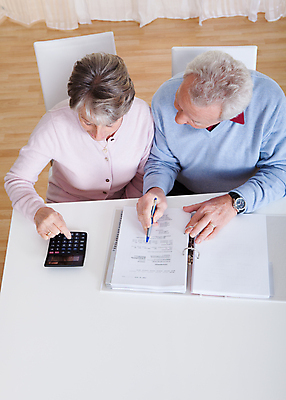 포토 JPG 해외이미지 라이프스타일 커플 응시 여자 남자 종이 돈 2 비즈니스 가족 관계 탁자 설계 주택 함께함 사랑 사람 앉기 성인 두명 금융 흰색 잡기 아내 계산 정상 상담원 은퇴 문서 결제 머리위 회계 계산서 대출 빚 세금 수입 예산 유대감 해외202004 해외포토 시선 감정 컬러 가구 컨셉 모션 건물 생활 경제 사무원 재산 파일형식 이미지허브