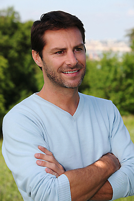 포토 JPG 해외이미지 백인 라이프스타일 옷 유럽 무기 얼굴 스포츠 주택 건강 한명 성인 야외 햇빛 정원 만족 원예 긍정 교차 그리너리 해외202004 해외포토 서양인 1 감정 나라 컨셉 사람 취미 건물 생활 신체부위 태양 파일형식 트랜드컬러 이미지허브