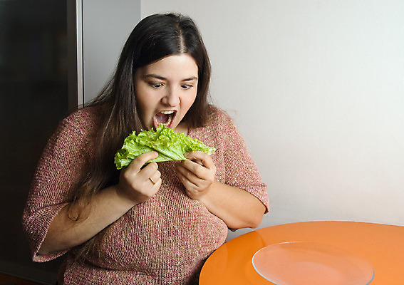 포토 JPG 해외이미지 백인 1 라이프스타일 웰빙 여자 얼굴 음식 다이어트 채소 오렌지 탁자 갈색머리 건강 한명 사람 앉기 성인 가로 초록색 검은색 식사 샐러드 짜증 표현 유머 찡그림 맛 아침식사 상추 먹기 배고픔 비만 싱글 중독 욕심 점심식사 스카우트 채식주의자 표현성 해외202004 해외포토 서양인 헤어스타일 감정 컬러 가구 컨셉 과일 모션 표정 생활 신체부위 몸매 채식 파일형식 이미지허브