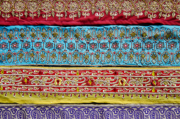 포토 JPG 해외이미지 디자인 줄 하늘색 백그라운드 추상 동양인 사람없음 장식 빨간색 파란색 컬러풀 노란색 보라색 직물 황금 바느질 인도인 질감 수공예 핸드메이드 해외202004 해외포토 외국인 컬러 무늬 인종 공예 파일형식 이미지허브