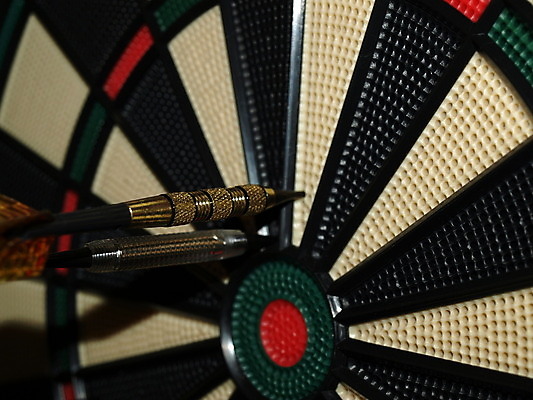 포토 JPG 해외이미지 스포츠 놀이 성공 사람없음 빨간색 경쟁 게임 반지 우승 점 원형 센터 던지기 목표 다트 흔적 슛 점수 때리기 정확 해외202004 해외포토 도형 컬러 컨셉 장신구 모션 최고 파일형식 이미지허브