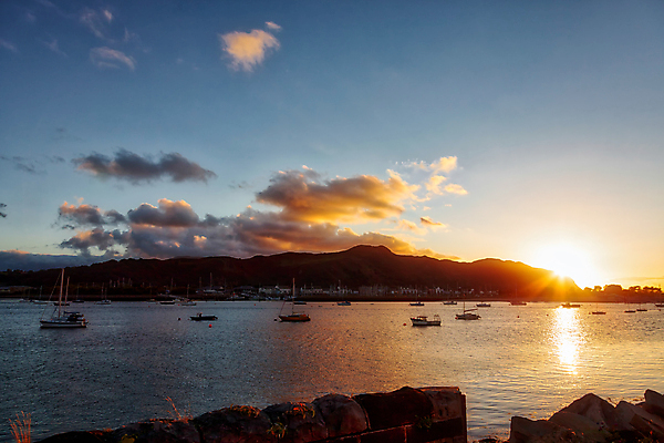 포토 JPG 해외이미지 나무 구름 벽 바다 요트 조류 하늘 영국 웨일즈 풍경 사람없음 가로 빨간색 초록색 물 파란색 강 햇빛 태양 항구 일몰 만 보트 정박 언덕 북쪽 닻 구성 서쪽 해일 해외202004 해외포토 자연요소 식물 동물 유럽 컬러 배_교통 교통시설 노을 자연재해 방향 파일형식 이미지허브
