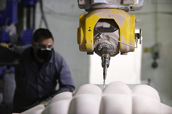 포토 JPG 해외이미지 직업 산업 공장 노동자 한명 성인 기계 도구 작업 작업실 기술자 제조 종업원 고용 운영자 자동 커터 해외202004 해외포토 1 공업 사람 구직 채용 파일형식 이미지허브