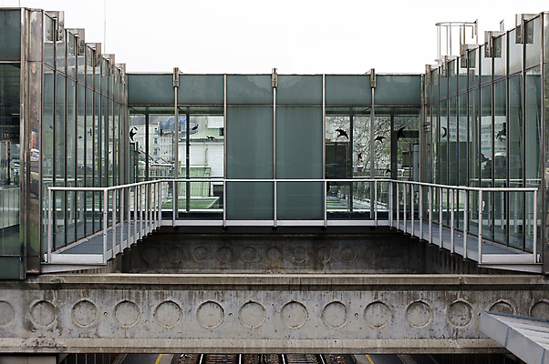 포토 JPG 해외이미지 스티커 유리 지붕 프레임 사람없음 금속 도시 터널 비엔나 오스트리아 통로 전차 그만 스테인레스 철책 해외202004 해외포토 유럽 길 육상교통 재질 대중교통 파일형식 이미지허브