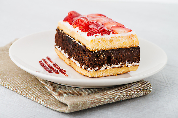 포토 JPG 해외이미지 접시 딸기 실내 사람없음 케이크 초콜릿 식탁보 달콤 흰배경 해외202004 해외포토 식기 백그라운드 과일 디저트 내부 흰색 맛 파일형식 이미지허브