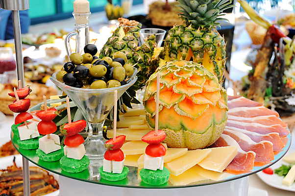 포토 JPG 해외이미지 접시 음식 다이어트 토마토 채소 과일 탁자 호텔 치즈 샌드위치 육류 어류 요리 사람없음 장식 파티 요식업 식당 식사 샐러드 축하 신선 소시지 우아함 맛 멜론 먹기 배고픔 해산물 파인애플 클럽 준비 유기농 올리브 햄 내추럴 점심식사 뷔페 식욕 식품점 해외202004 해외포토 식기 웰빙 열매 산업 가구 컨셉 식재료 모션 숙소 유제품 건강 이벤트 상점 수중동물 가공식품 열대과일 파일형식 이미지허브