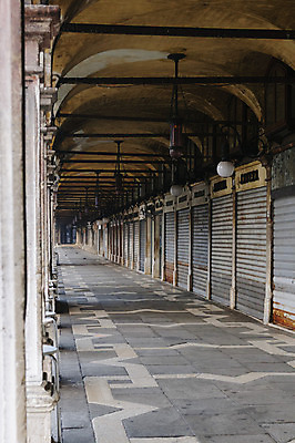 포토 JPG 해외이미지 유럽 아침 사람없음 이탈리아 기둥 복도 역사 미술관 아치 정사각형 베네치아 옛날 해외202004 해외포토 주간 도형 건축 나라 파일형식 이미지허브