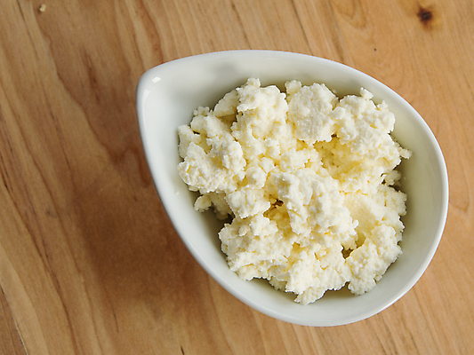 포토 JPG 해외이미지 음식 치즈 도마 사람없음 최고 사발 작음 식용 핸드메이드 해외202004 해외포토 주방용품 유제품 사기그릇 크기 파일형식 이미지허브