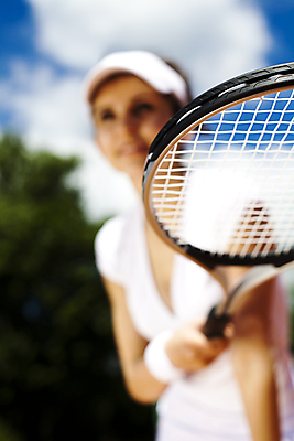 포토 JPG 해외이미지 주간 서양인 우먼라이프 여자 한명 들기 상반신 성인 야외 앞모습 아웃포커스 테니스 테니스라켓 테니스장 즐거움 테니스복 성인여자한명만 해외202004 해외포토 자연요소 외국인 1 라이프스타일 감정 뷰포인트 스포츠시설 모션 촬영기법 사람 운동복 구기 라켓 여자한명만 성인여자만 파일형식 이미지허브