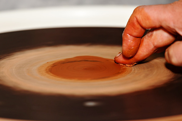 포토 JPG 해외이미지 모양 전통 손 디자인 조각 손가락 기술 창조 미술 사람없음 갈색 젖음 터치 엄지손가락 업무 작업 바퀴 도자기 감각 원주민 매끈함 디자이너 유연 만들기 예술가 점토 진흙 토기 장인 조형 수공예 조절 곰팡이 도예가 인내 해외202004 해외포토 직업 컬러 모션 문화예술 신체부위 용기_그릇 아프리카인 공예 파일형식 이미지허브